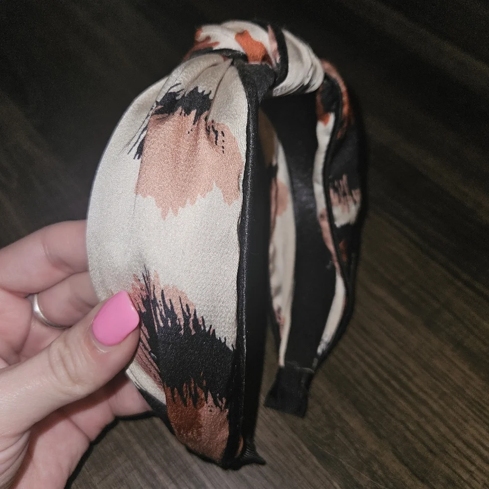 Cream Knot Headband with Rust colored spots & navy blue outline